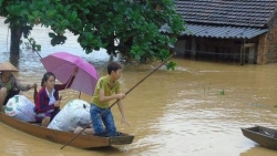 Dự báo thời tiết đêm nay và ngày mai (16-17/10): Bắc Bộ đêm và sáng sớm trời lạnh; Trung Bộ, Tây Nguyên có nơi đặc biệt mưa to