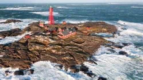 Ngọn hải đăng ngoài đảo xa thành khách sạn hẻo lánh nhất thế giới