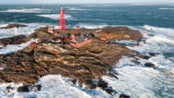 Ngọn hải đăng ngoài đảo xa thành khách sạn hẻo lánh nhất thế giới