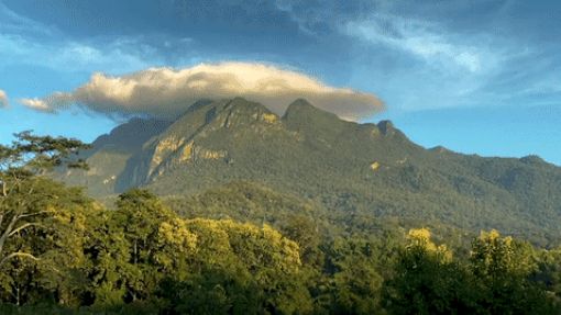 Thái Lan: Khoảnh khắc đám mây 'đội mũ' cho ngọn núi