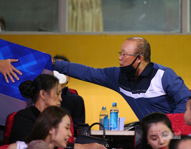 hlv park hang seo tiep suc mien trung vuot bao lu