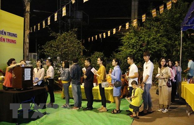 dai su quan viet nam tai cac nuoc quyen gop ung ho dong bao mien trung