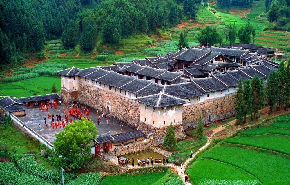 Bí ẩn xung quanh khu nhà cổ nặng 10 000 tấn nằm ẩn mình trong rừng sâu bi an xung quanh khu nha co nang 10000 tan nam an minh trong rung sau