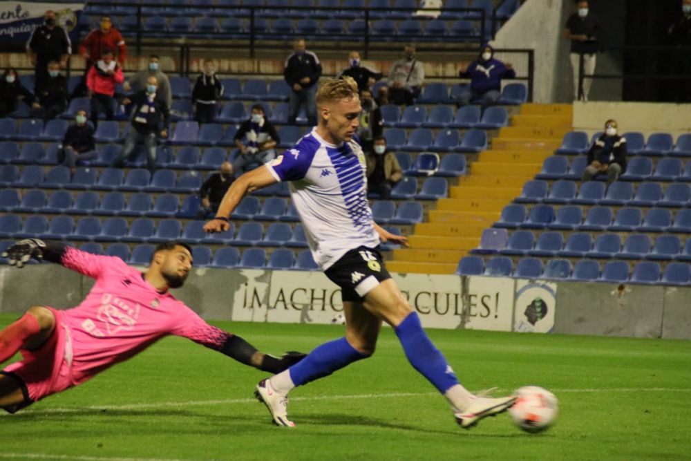 Sai lầm khó tin, thủ môn khiến đội nhà thua cay đắng phút cuối