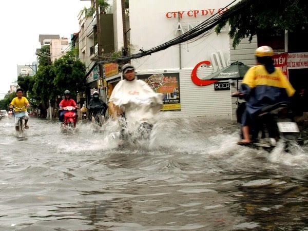 bao dong 18 tuyen duong tp ho chi minh ngap sau trong nuoc