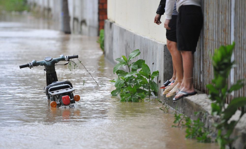 tron bao chua xong da phai chay lu cua nguoi quang ngai