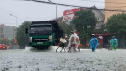 Dự báo thời tiết đêm nay và ngày mai (30-31/10): Quảng Trị đến Quảng Ngãi mưa rất to; Bắc Bộ mưa dông rải rác, trời lạnh