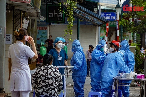 Công tác xét nghiệm mẫu Covid-19.