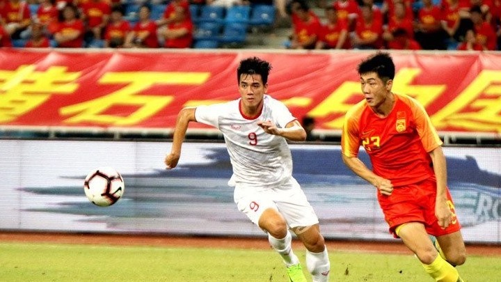 viet nam vs trung quoc afc du doan co hoi ghi ban cua tien linh mang ve chien thang lich su cho tuyen viet nam