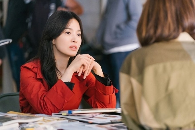 Sau hai năm ly hôn, Song Hye Kyo trở lại màn ảnh với vai chính trong Now, We Are Breaking Up. Cô khắc họa nhân vật Ha Young Eun - người quản lý đội thiết kế của một thương hiệu thời trang lớn - một phụ nữ thành đạt, thông minh.