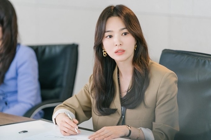 Song Hye Kyo được khen có phong cách thời trang sành điệu trong phim mới đang quay