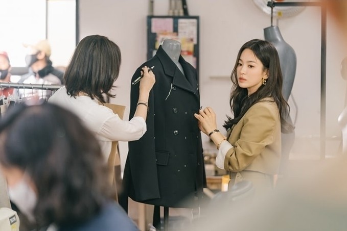 Song Hye Kyo được khen có phong cách thời trang sành điệu trong phim mới đang quay