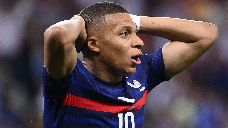 Cập nhật tin chuyển nhượng cầu thủ: Mbappe và Lewandowski có thể gia hạn các đội bóng đang thi đấu; Man City mời chào Salah