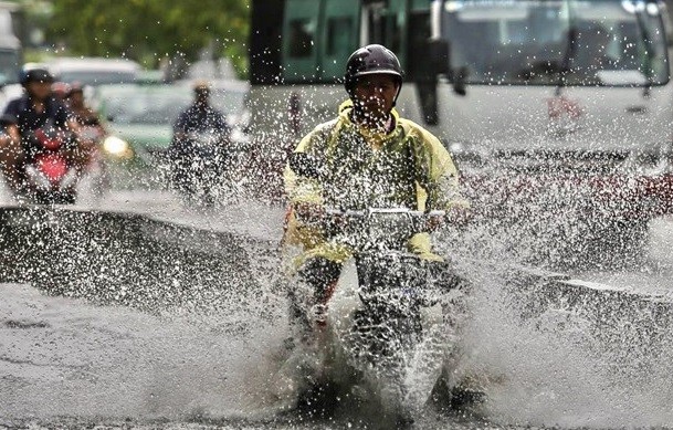 Dự báo thời tiết đêm nay và ngày mai (6-7/10): Trung Bộ, Bắc Tây Nguyên mưa to đến rất to; cảnh báo lũ trên các sông ở khu vực có mưa lớn; Hà Nội ngày