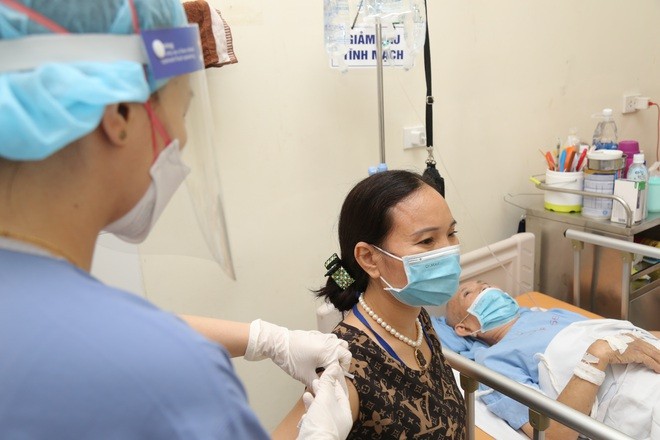  Tiêm vaccine phòng Covid-19 cho người nhà đang chăm sóc bệnh nhân trong Bệnh viện Việt Đức. (Nguồn: Dân trí)
