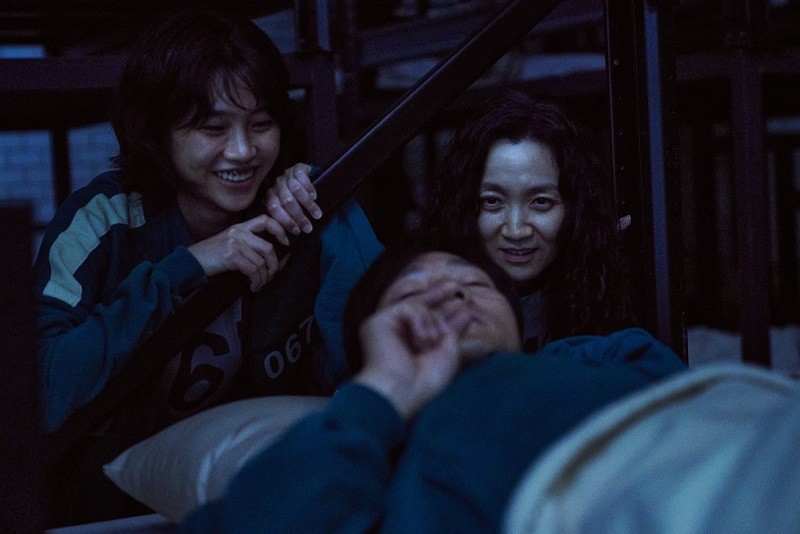 Trò chơi con mực: Những hình ảnh hài hước trên phim trường