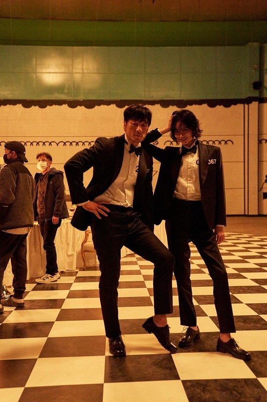 Trò chơi con mực: Những hình ảnh hài hước trên phim trường