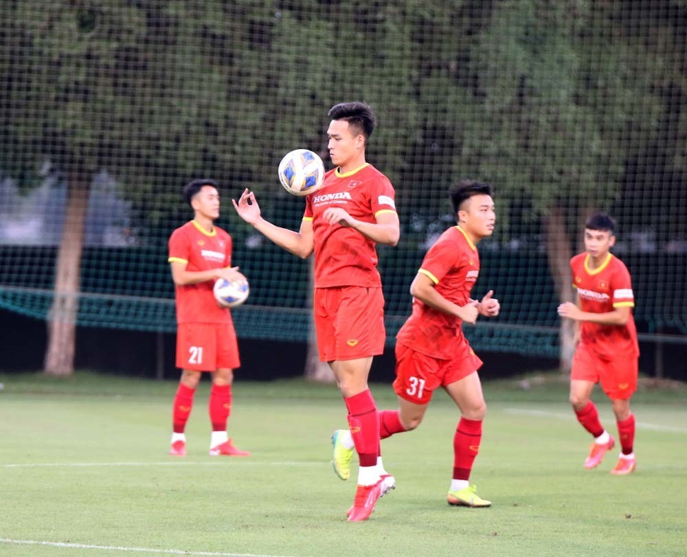 HLV Park Hang Seo căng mắt 'soi giò' U23 Việt Nam