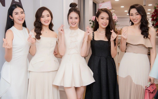 Đã rất lâu, các Hoa hậu Việt Nam và Á hậu Á hậu, người đẹp Việt mới có cơ hội gặp gỡ đông vui như thế này. (Ảnh: Vũ Toàn)