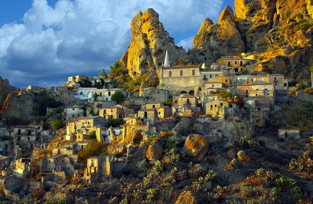 Ngôi làng cổ ở Italy nhiều năm không có người ở trở thành địa điểm hút khách du lịch