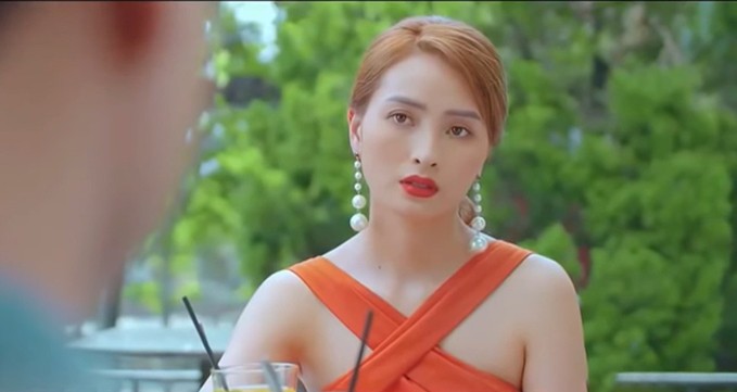 Phong cách thời trang gợi cảm của MC Mù Tạt từ vai 'tiểu tam' phim 11 tháng 5 ngày đến ngoài đời