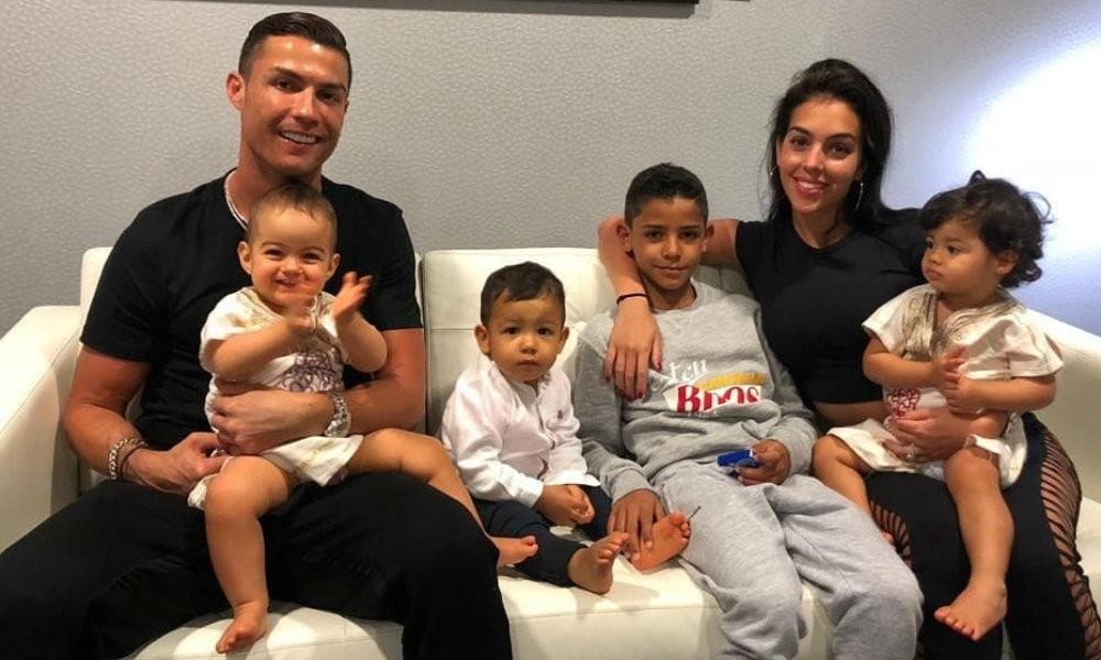 Siêu sao Ronaldo và bạn gái thông báo tin vui, sắp chào đón cặp song sinh
