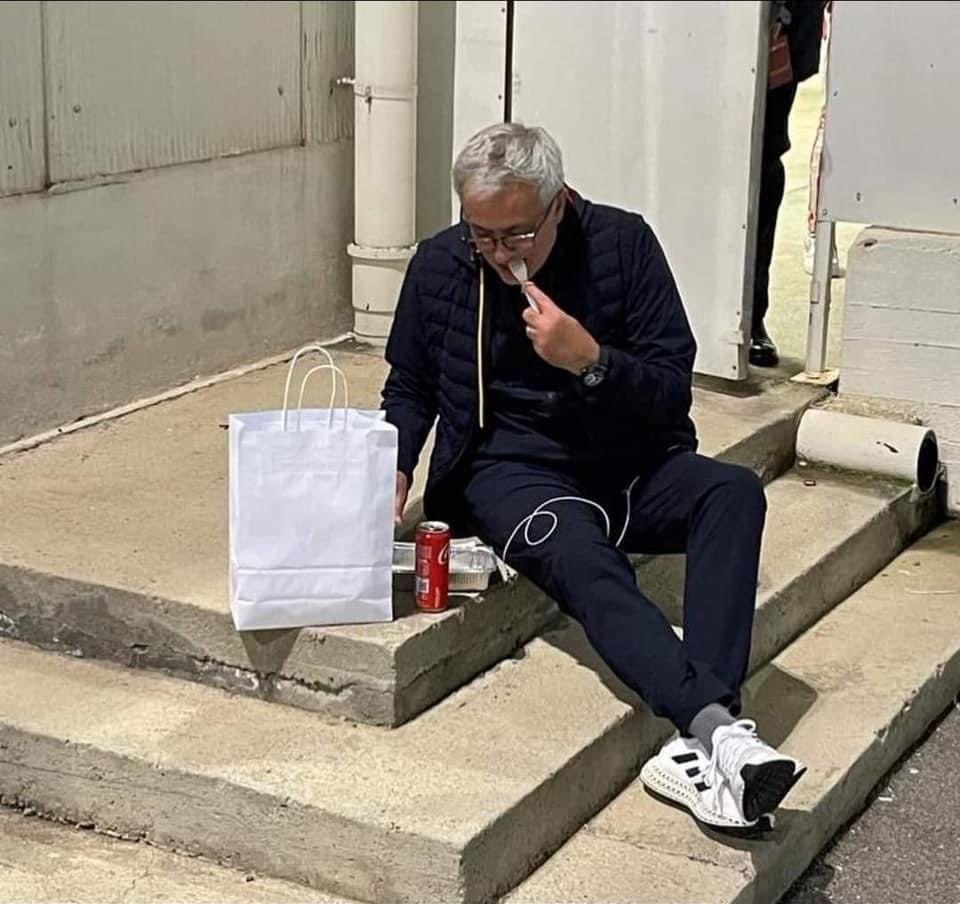 Cách mà HLV Mourinho thể hiện sự tận tụy với AS Roma sau khi phải nhận thẻ đỏ