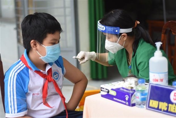 Tiêm vaccine phòng Covid-19 cho học sinh. (Nguồn: TTXVN)