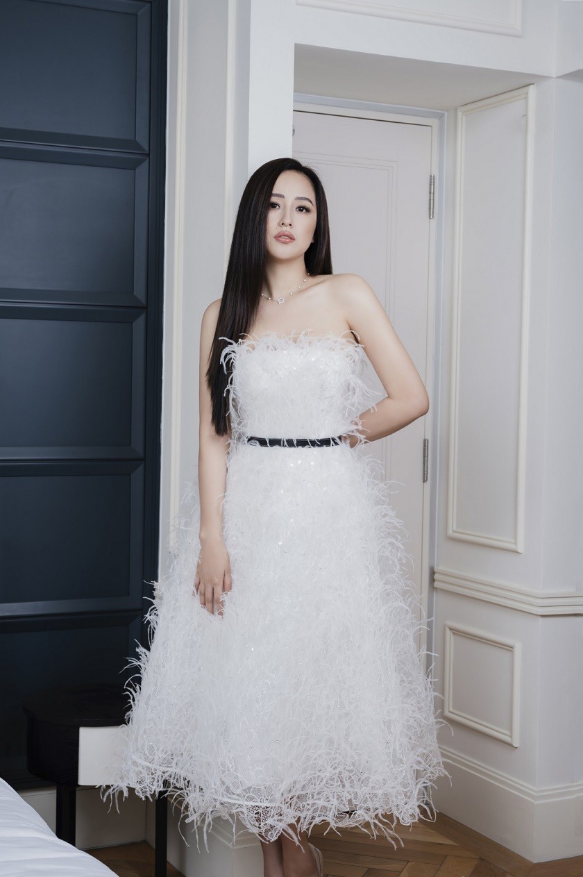Diện chiếc đầm quây nữ tính, Mai Phương Thúy khoe vai trần thanh thoát. Các nhân sự của Hà Thanh Việt phải thực hiện tỉ mỉ trong nhiều ngày để kết hàng nghìn hạt đá Swarovski và pha lê lên chiếc đầm đính lông đà điểu, giúp người mặc duyên dáng, yêu kiều.