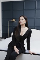 Mai Phương Thúy đẹp không tỳ vết khi làm mẫu trang phục trắng - đen sang trọng