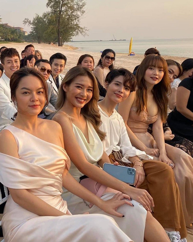 Thời trang dự đám cưới khoe dáng thanh mảnh của ca sĩ Minh Hằng