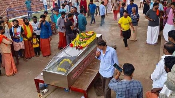 Hàng trăm người dự lễ tang của 'thần cá sấu' ăn chay, sống trong đền thiêng gần 80 năm