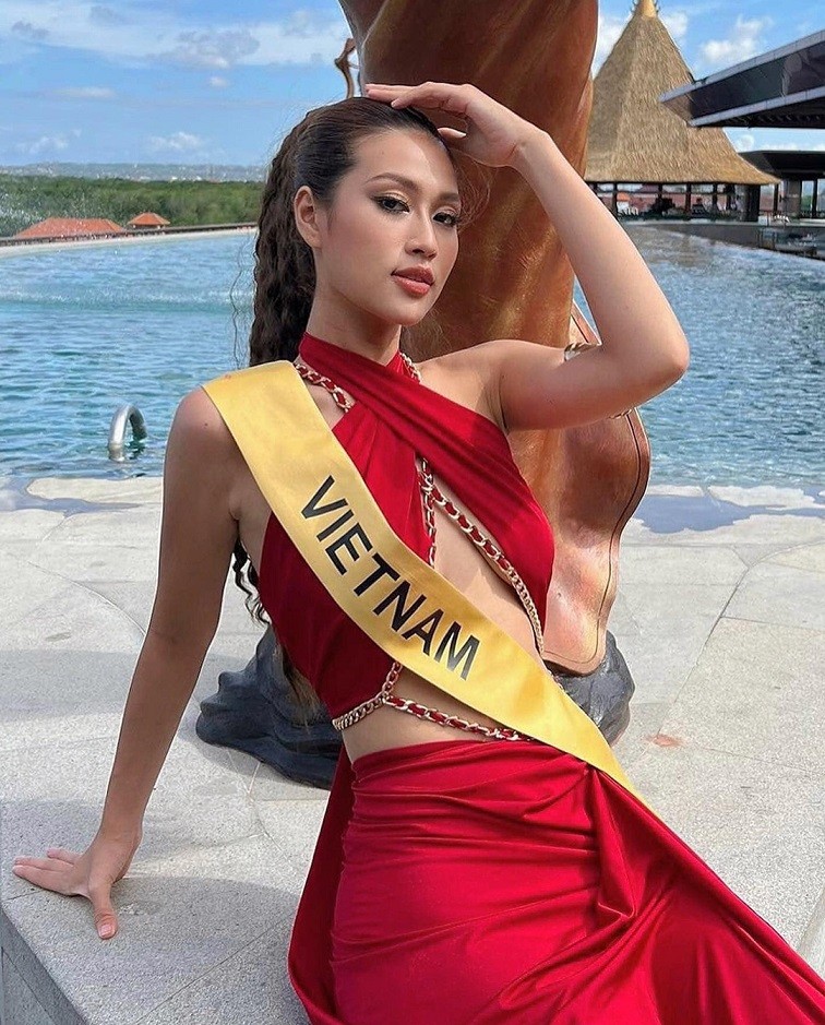 Miss Grand International 2022: Đoàn Thiên Ân và Thùy Tiên đồng điệu phong cách váy đầm