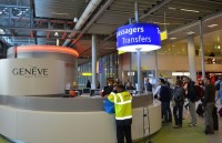 trung quoc be gai ban toc de mua dien thoai goi cho me