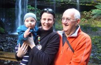 thuong nghi si my be con 10 ngay tuoi di bo phieu