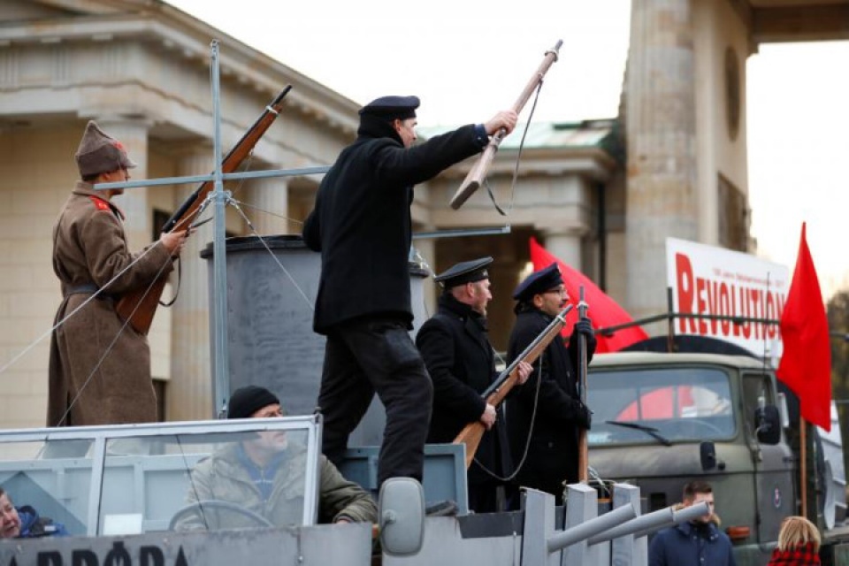 nga duc tuan hanh ky niem 100 nam cach mang thang muoi