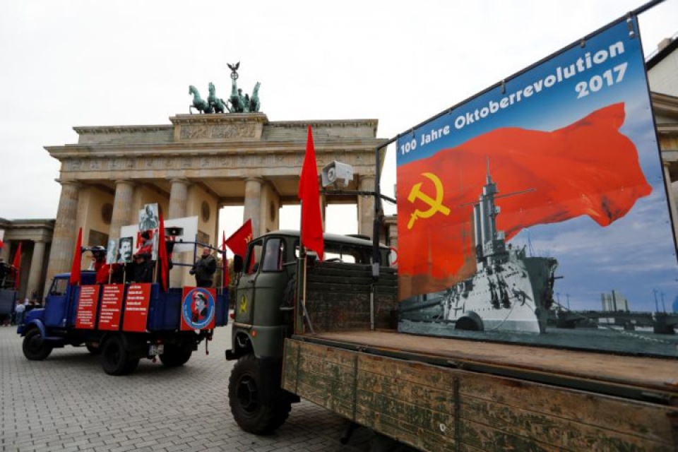 nga duc tuan hanh ky niem 100 nam cach mang thang muoi