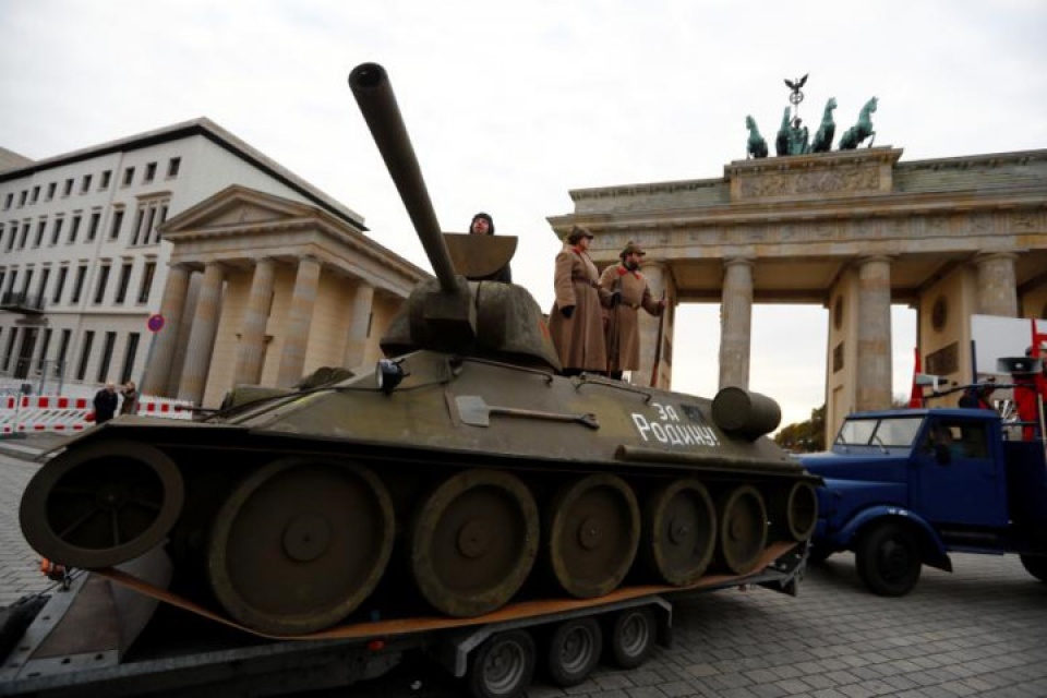 nga duc tuan hanh ky niem 100 nam cach mang thang muoi