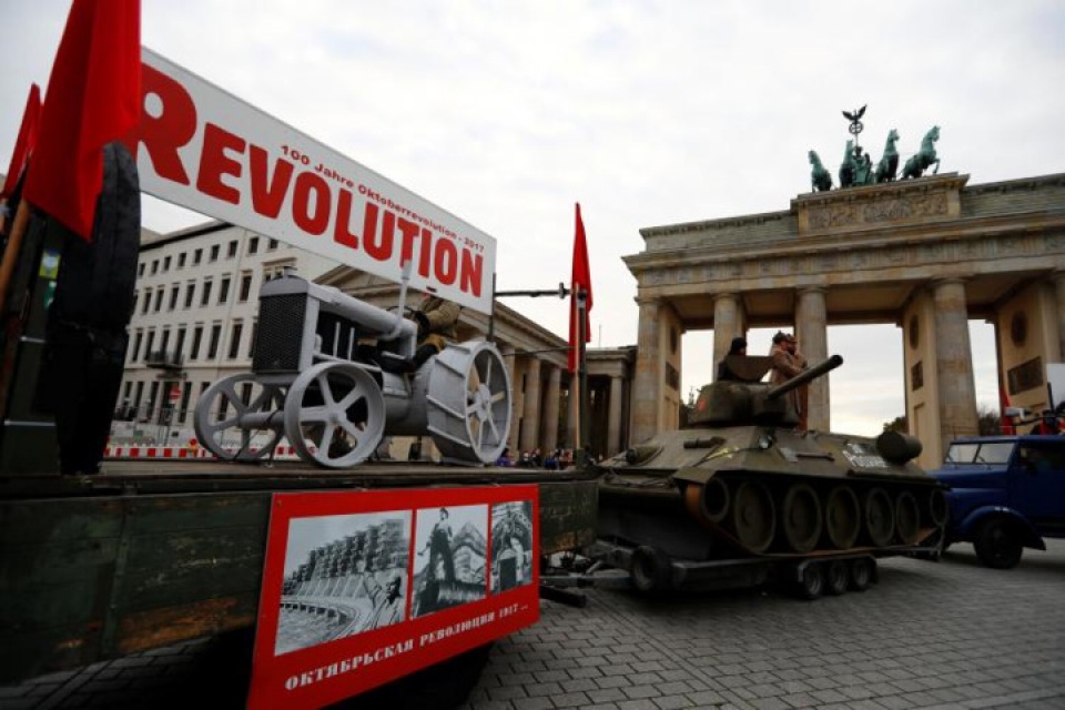 nga duc tuan hanh ky niem 100 nam cach mang thang muoi