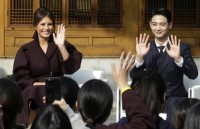 thien than melania trump mang giang sinh den cho tre em my