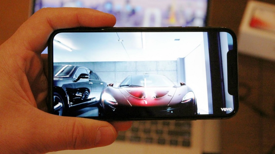 youtube got chan cho vua giay de khop man hinh iphone x