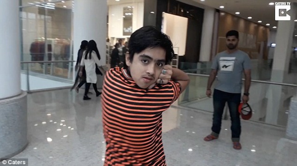 Ấn Độ: Cậu bé có khả năng vặn ngược đầu như... phim Hollywood cau be van duoc dau nguoc ra phia sau