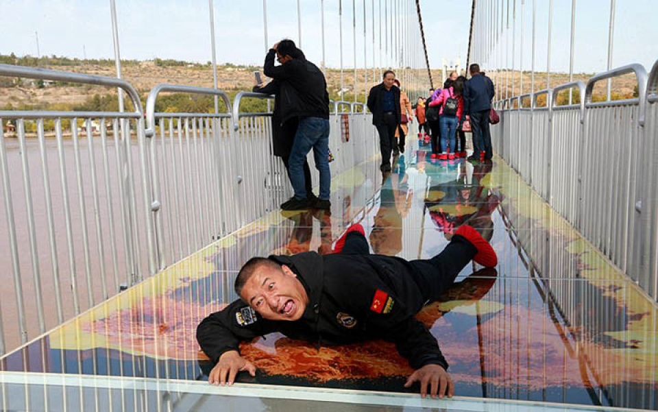 Đầu óc choáng váng, chân tay bủn rủn với cầu kính 3D ở Trung Quốc dau oc choang vang chan tay bun run voi cau kinh 3d o trung quoc