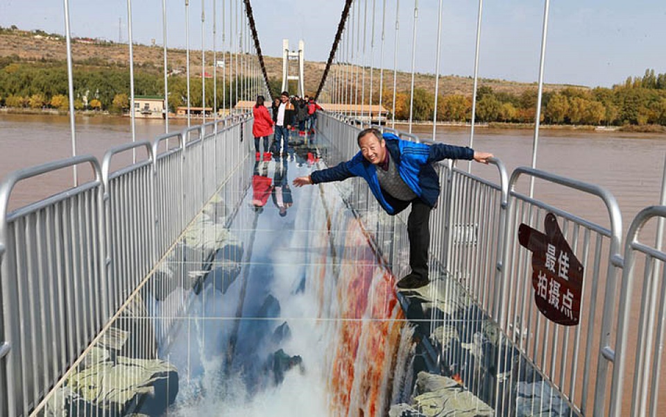 Đầu óc choáng váng, chân tay bủn rủn với cầu kính 3D ở Trung Quốc dau oc choang vang chan tay bun run voi cau kinh 3d o trung quoc