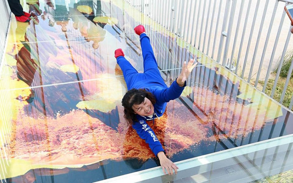 Đầu óc choáng váng, chân tay bủn rủn với cầu kính 3D ở Trung Quốc dau oc choang vang chan tay bun run voi cau kinh 3d o trung quoc