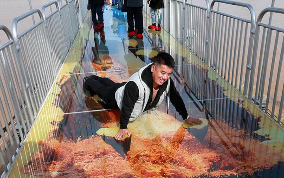 Đầu óc choáng váng, chân tay bủn rủn với cầu kính 3D ở Trung Quốc dau oc choang vang chan tay bun run voi cau kinh 3d o trung quoc