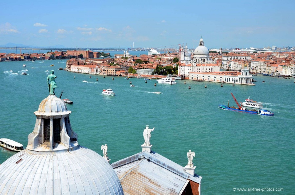 italy cam tau du lich lon di qua trung tam thanh pho venice