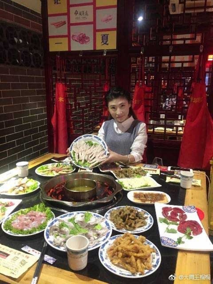 Trung Quốc: Cô gái ăn gần hai chục đĩa mỳ trong chớp mắt trung quoc co gai an gan hai chuc dia my trong chop mat