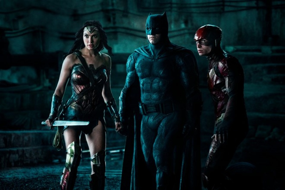 gioi phe binh dien anh het loi khen bom tan justice league