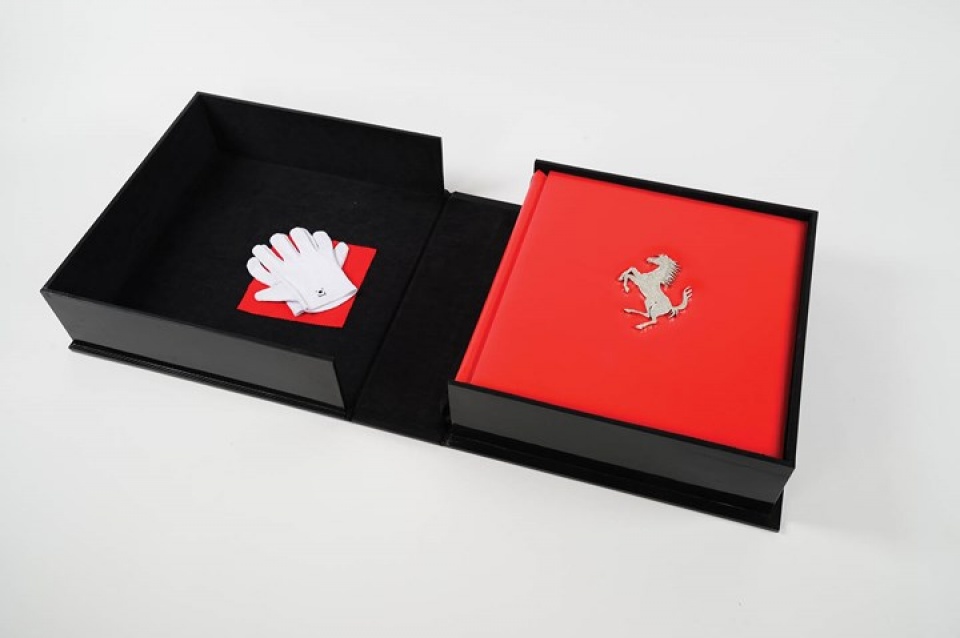 choang truoc cuon sach ferrari gia hon 4 ty dong